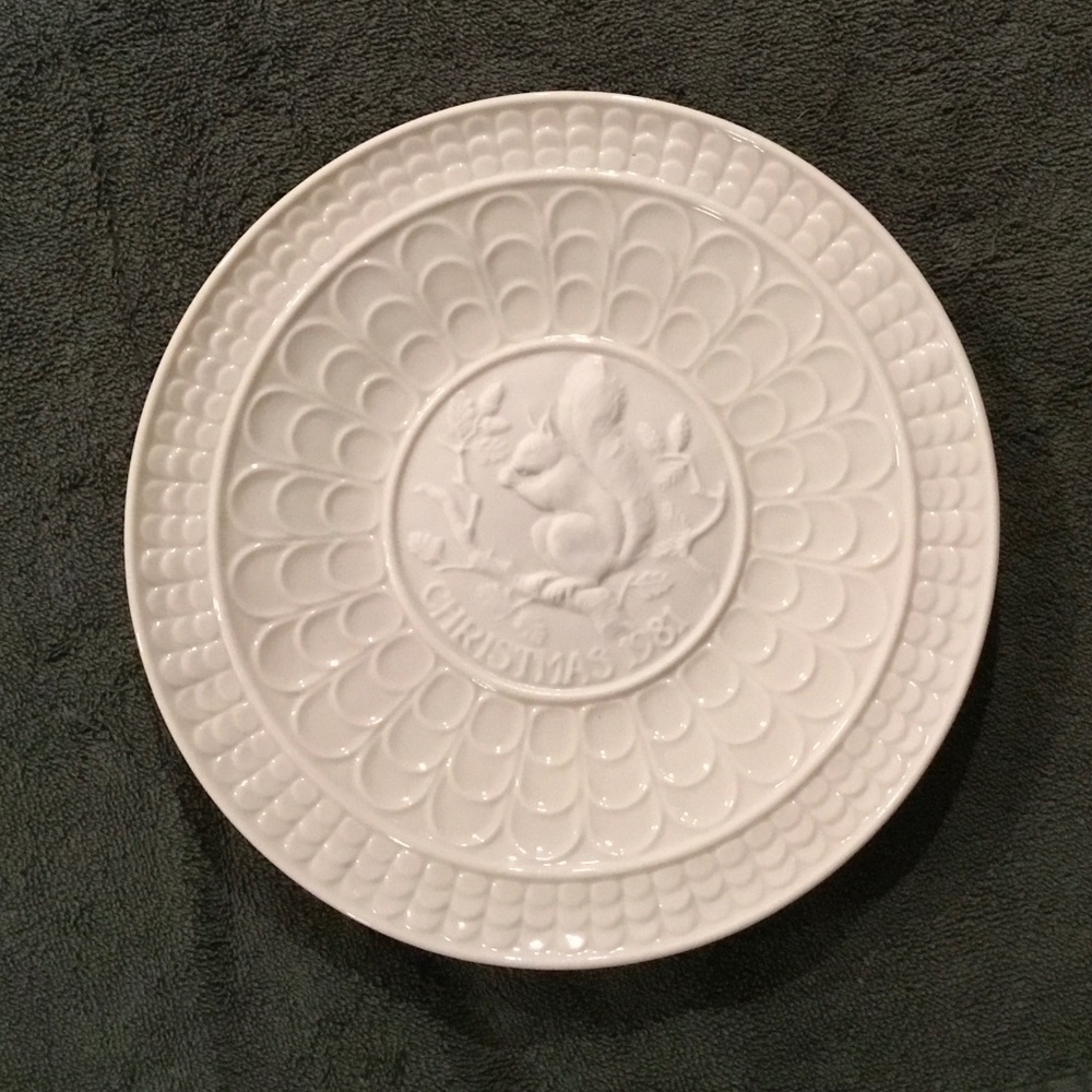 Belleek Christmas Plate 1981 The Red Squirrel (1 of 2)